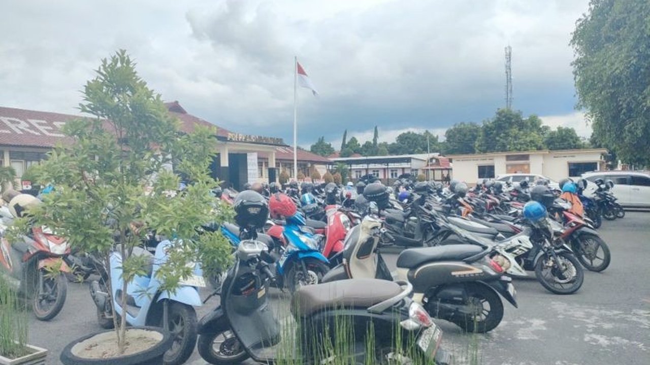 Polres Lombok Timur mengimbau masyarakat untuk selalu memakai helm saat berkendara, menyusul masih rendahnya kesadaran masyarakat akan pentingnya keselamatan berkendara.