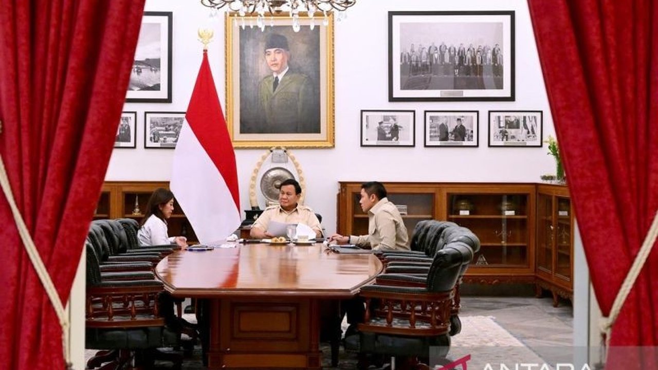 Menkominfo Meutya Hafid bertemu Presiden Prabowo Subianto untuk membahas transformasi digital dan perlindungan anak di ruang digital; kontroversi pelantikan Rudi Valinka sebagai staf khusus juga menjadi sorotan.