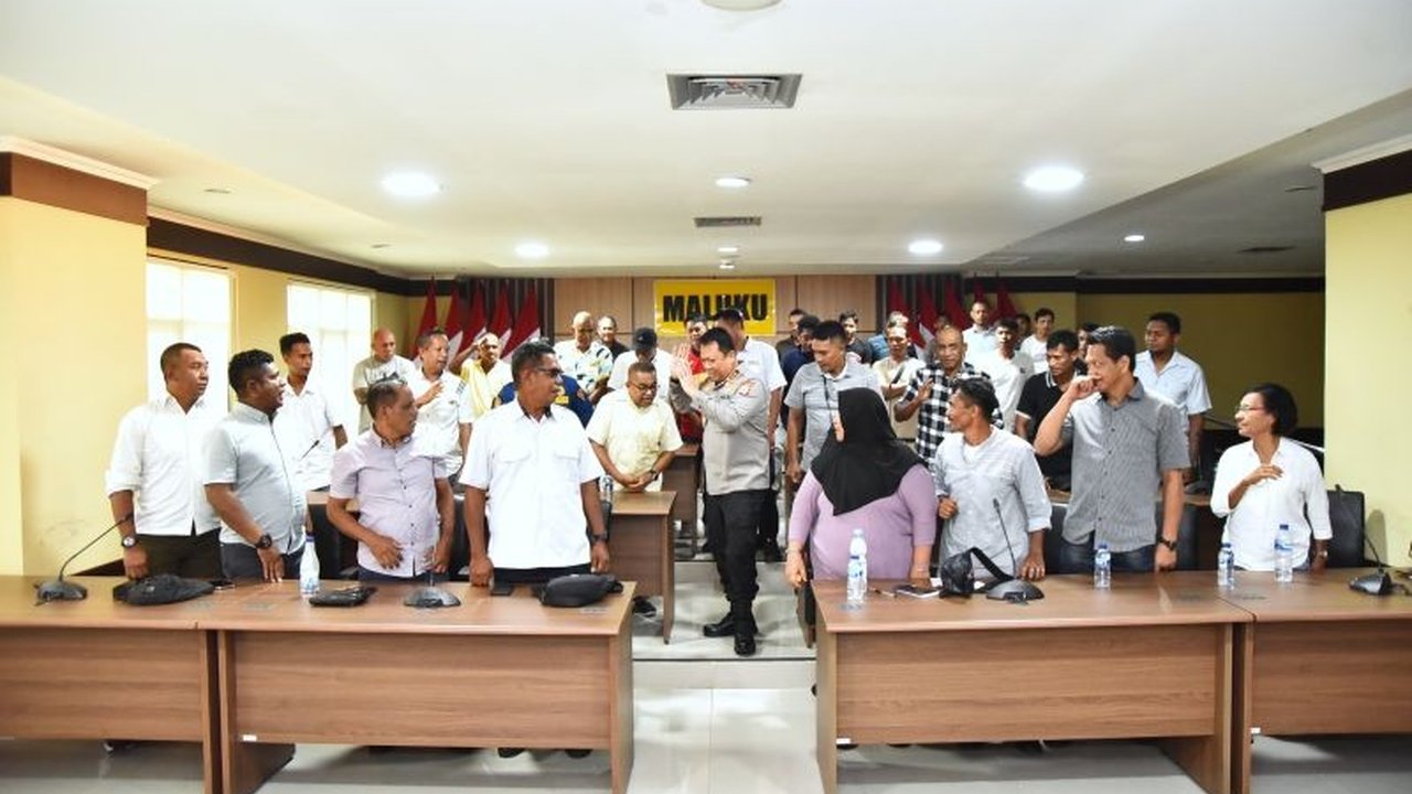Kapolda Maluku mengajak warga Tugu Trikora Ambon memperkuat koordinasi dan kerja sama pasca bentrok antar pemuda, menekankan pentingnya menjaga persaudaraan dan mencegah konflik serupa terulang.