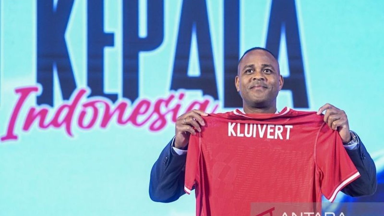 Patrick Kluivert resmi melatih Timnas Indonesia, menggantikan Shin Tae-yong, dengan target besar Piala Dunia 2026, namun langkah ini penuh tantangan dan risiko mengingat rekam jejak kepelatihan Kluivert yang kurang meyakinkan.