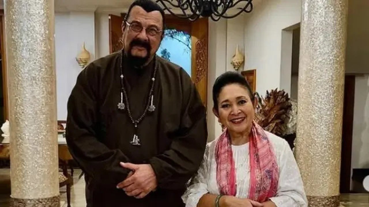 Siapa Sangka, Titiek Soeharto Sahabatan dan Reuni dengan Aktor Laga Senior Hollywood Steven Seagal. ftoo; (dok.Instagram @titieksoeharto/https://www.instagram.com/p/DEhoEW_hXy5/Henry)