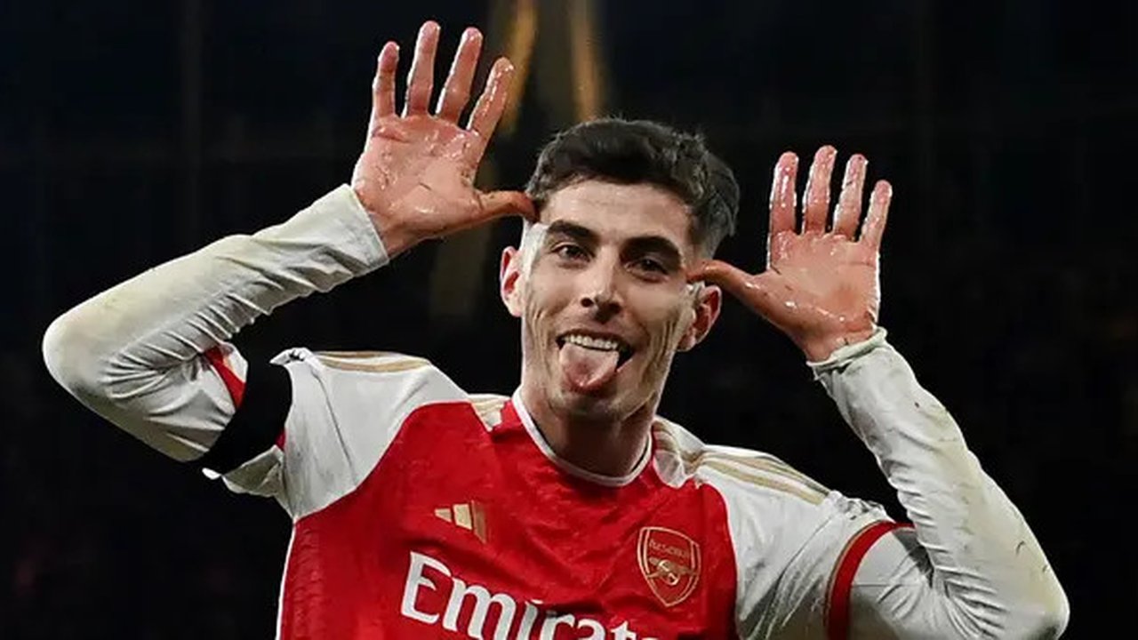 Kai Havertz menorehkan luka yang dalam pada sang mantan klub, Chelsea. Dua gol Havertz turut menenggelamkan The Blues di Stadion Emirates. (AFP/Glyn Kirk)