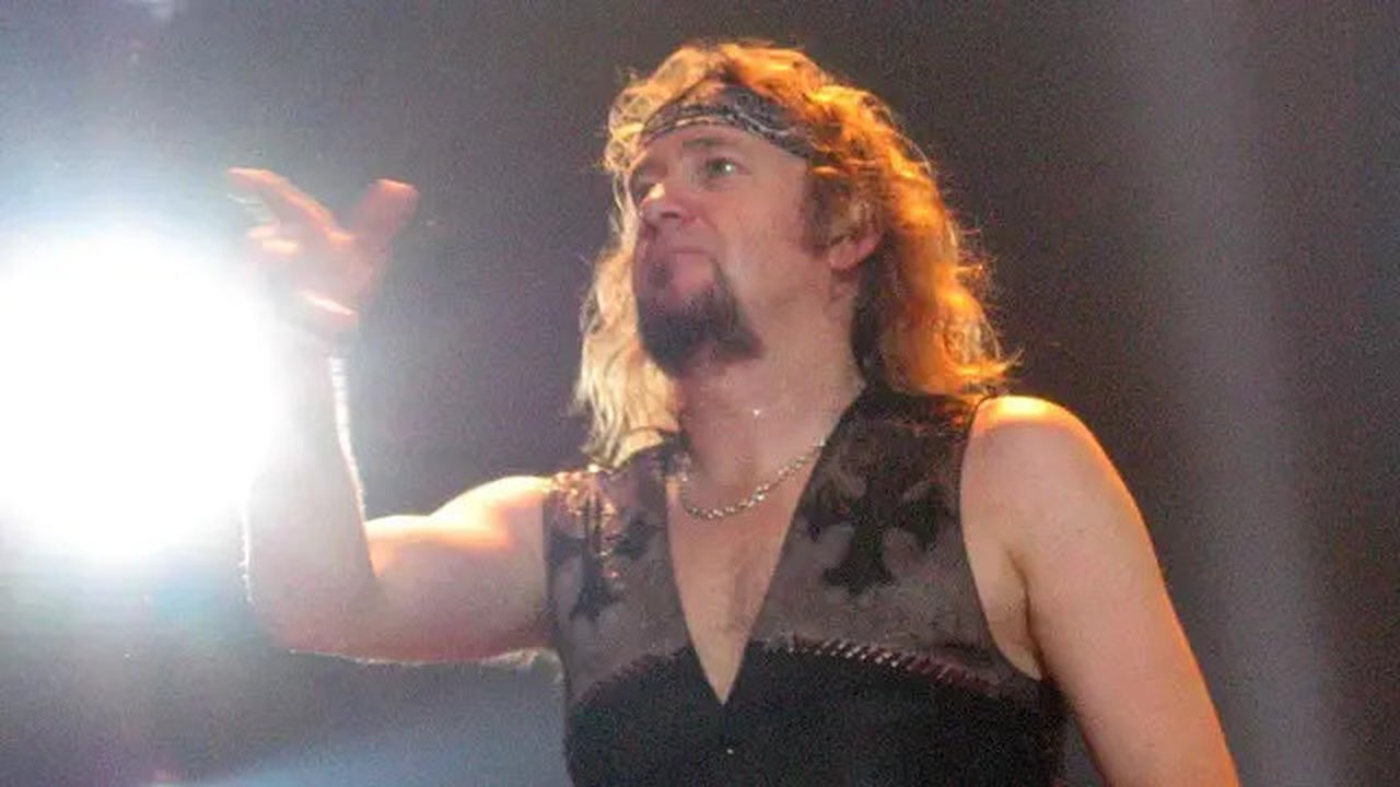 Adrian Smith, gitaris Iron Maiden, saat tampil di Barcelona , Spanyol dalam tur bertema A Matter of Life and Death World Tour pada 2006 silam. (Via Wikimedia Commons/Darz Mol)
