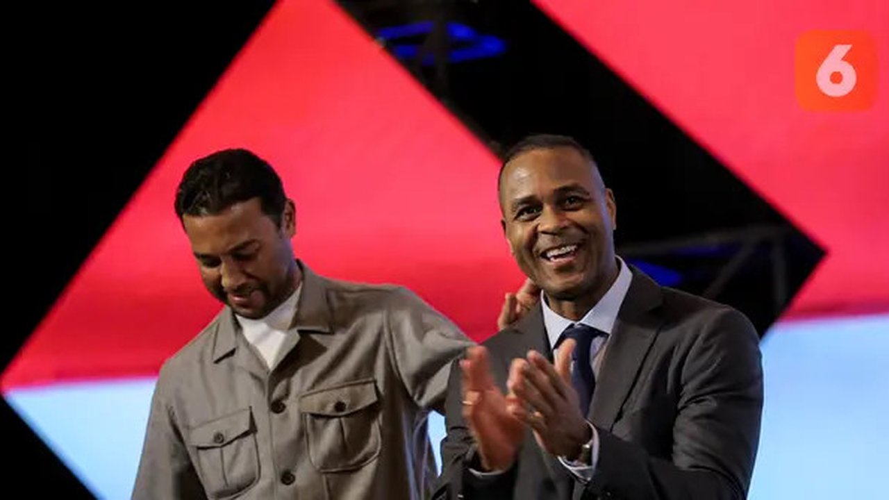 Pelatih kepala baru Timnas Indonesia, Patrick Kluivert (kanan) dan asisten pelatih baru Timnas Indonesia, Denny Lanzaat berjalan meninggalkan acara konferensi pers mengenai perkenalan pela