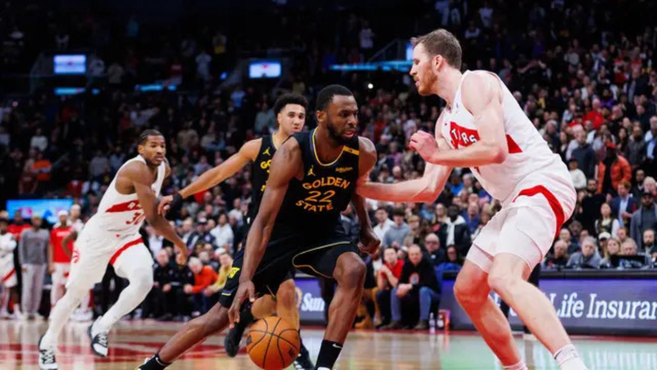 Aksi pemain Warriors Andrew Wiggins saat melawan Raptors di lanjutan NBA 2024/2025 (AFP)