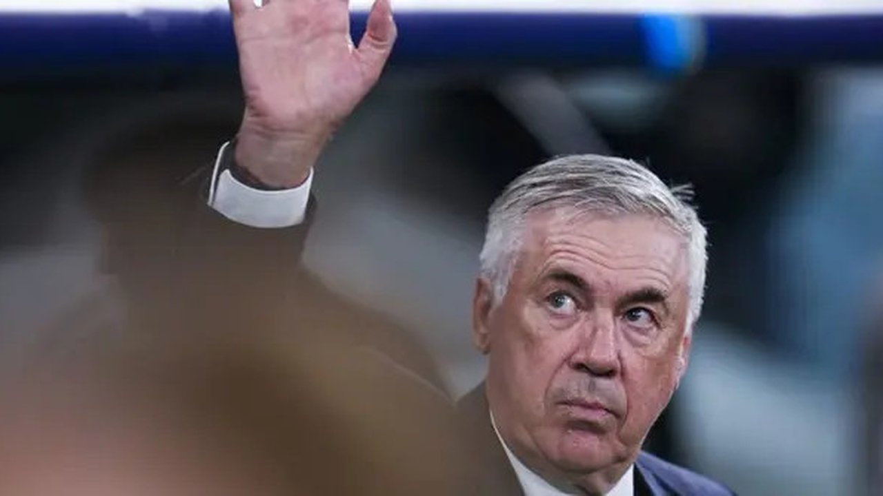 Carlo Ancelotti, pelatih Real Madrid, bersiap menghadapi AC Milan di Santiago Bernabeu pada Rabu, 6 November 2024.