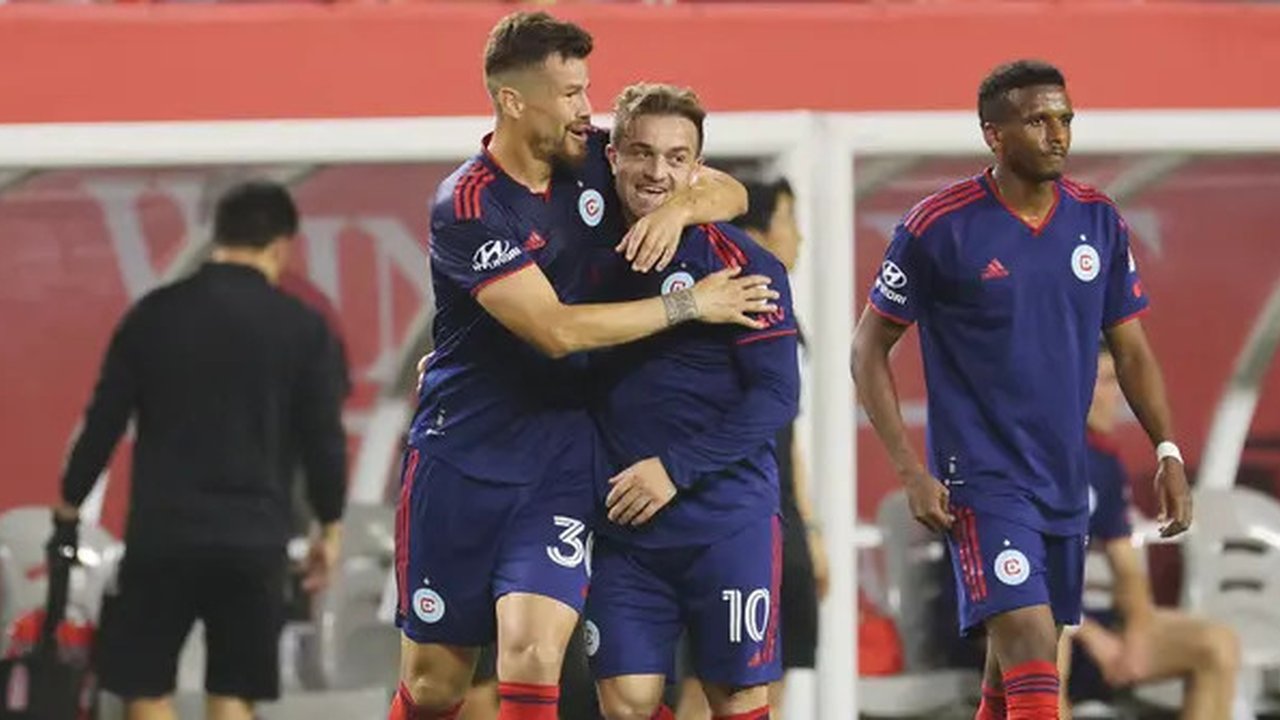 Pemain Chicago Fire Xherdan Shaqiri merayakan golnya dengan Gaston Gimenez dalam pertandingan Liga MLS melawan Inter Miami di Stadion Soldier Field, Kamis (5/10/2023) pagi W