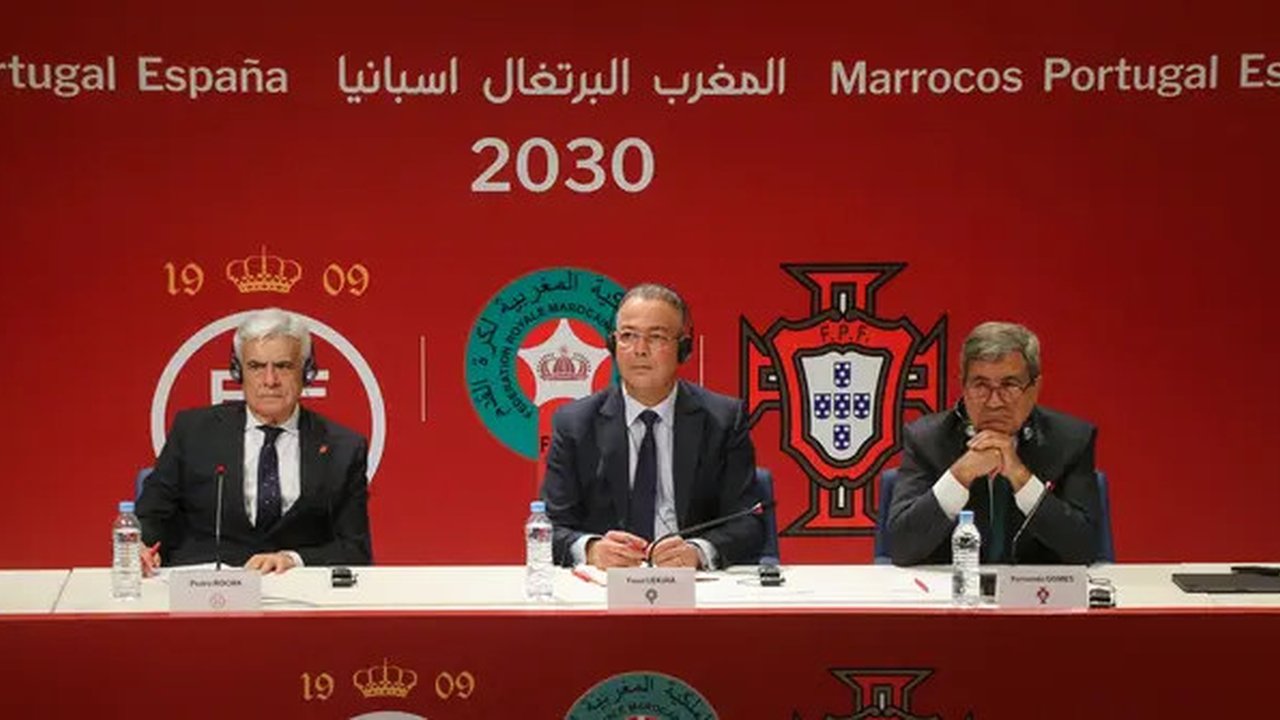 Presiden Federasi Sepak Bola Maroko, Faouzi Lakjaa (tengah) bersama Presiden Federasi Sepak Bola Spanyol Pedro Rocha (kiri) dan Presiden Federasi Sepak Bola Portugal, Fernando Gomes, ketika m