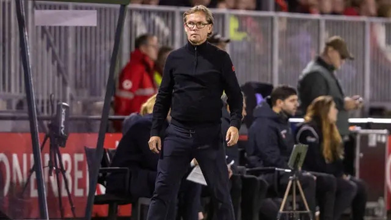 Ketika memimpin timnya bertanding di Eredivisie, Alex Pastoor menunjukkan aksinya.
