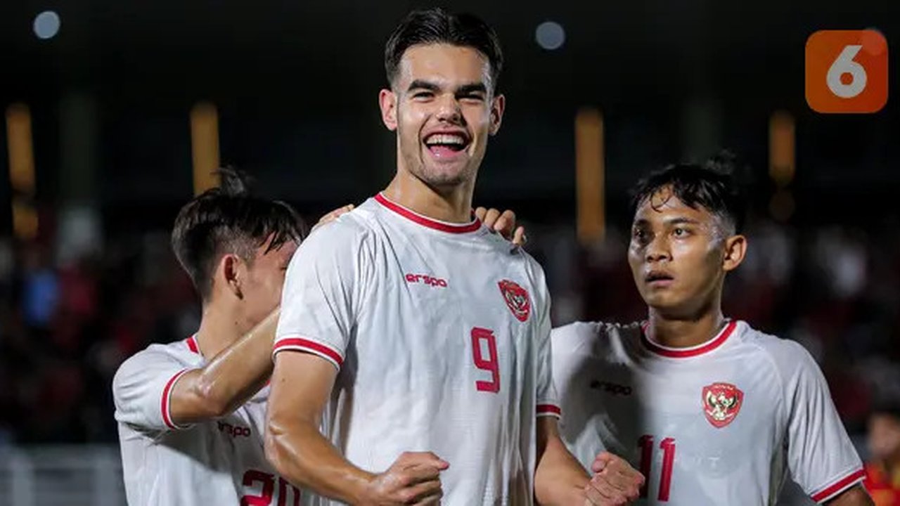Pemain Timnas Indonesia U-20, Jens Raven (tengah) melakukan selebrasi bersama rekan-rekannya setelah mencetak gol pembuka ke gawang Timor Leste pada laga Grup F Kualifikasi Piala Asia U-20