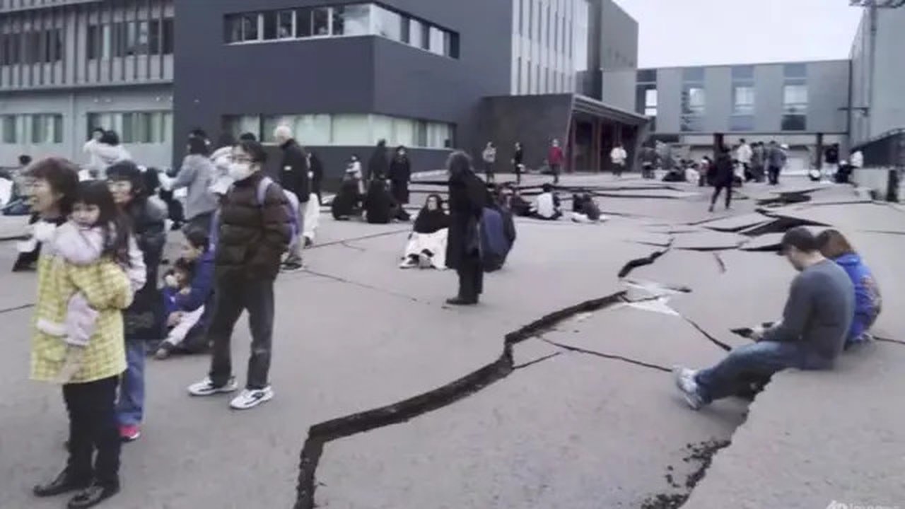 Retakan terlihat di tanah di Wajima, prefektur Ishikawa, Jepang pada 1 Januari 2024 setalah gempa bumi. (Foto: Berita Kyodo melalui AP)