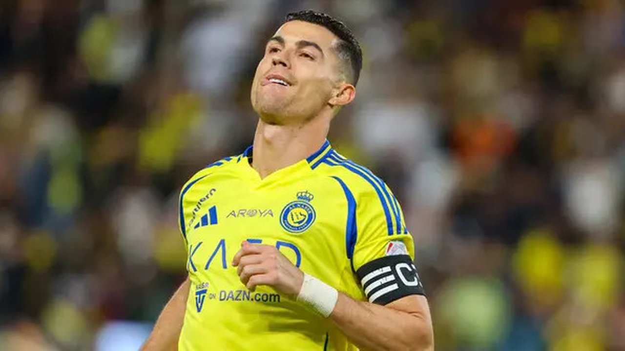 Dua golnya pada laga Al Nassr vs Damac membuat megabintang asal Portugal ini telah meraih 915 gol sepanjang kariernya dan tinggal sedikit lagi untuk mencapai angka 1.000 gol. (AFP/Fayez Nurel