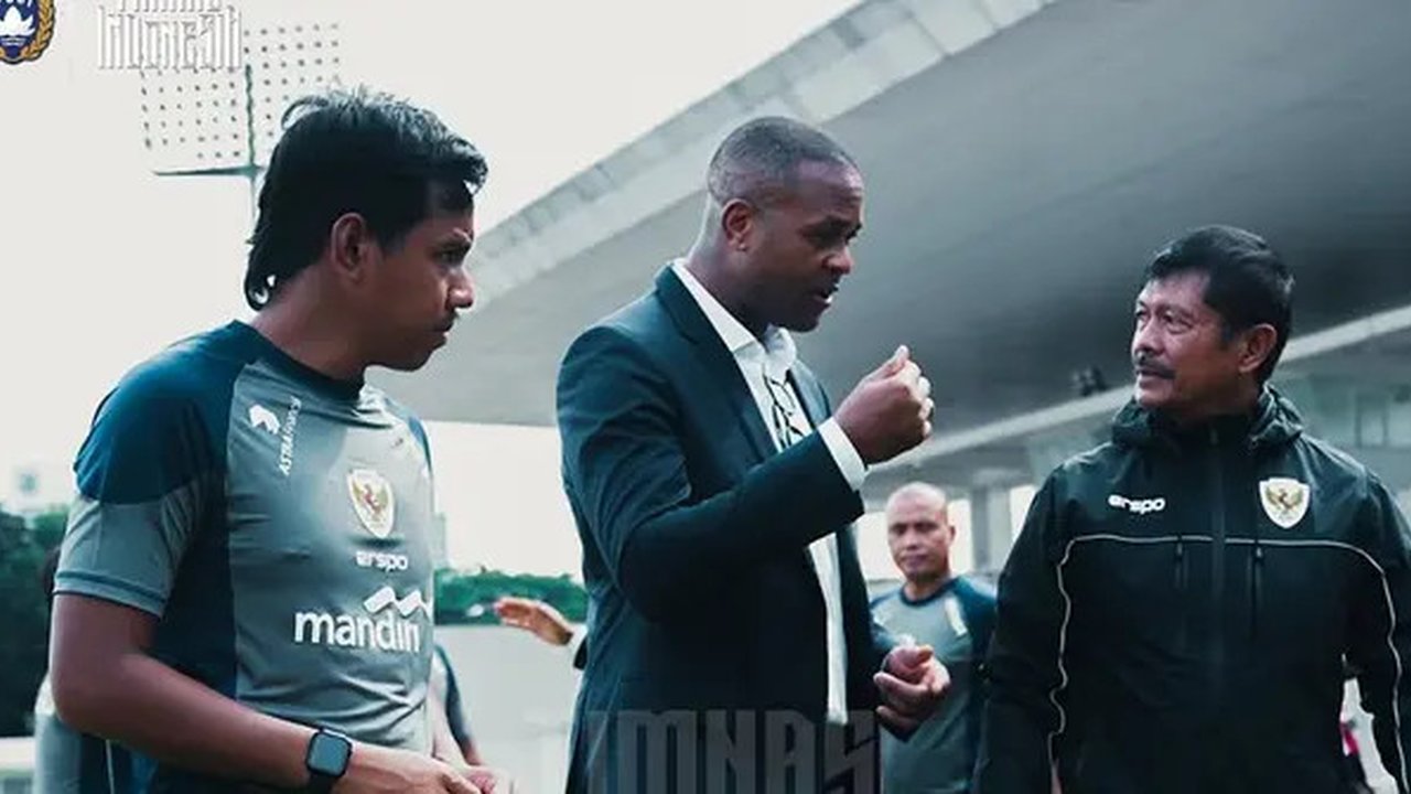 Pelatih Timnas Indonesia, Patrick Kluivert bersama Timnas Indonesia U-20, Indra Sjafri. (Bola.com/Dok.Instagram Indra Sjafri).