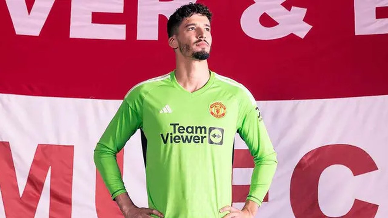 Altay Bayindir didatangkan Manchester United dari Fenerbahce dengan nilai transfer 5 juta euro untuk melapis Andre Onana. Namun hingga pekan ke-10 Premier League musim ini, ia sama sekali bel