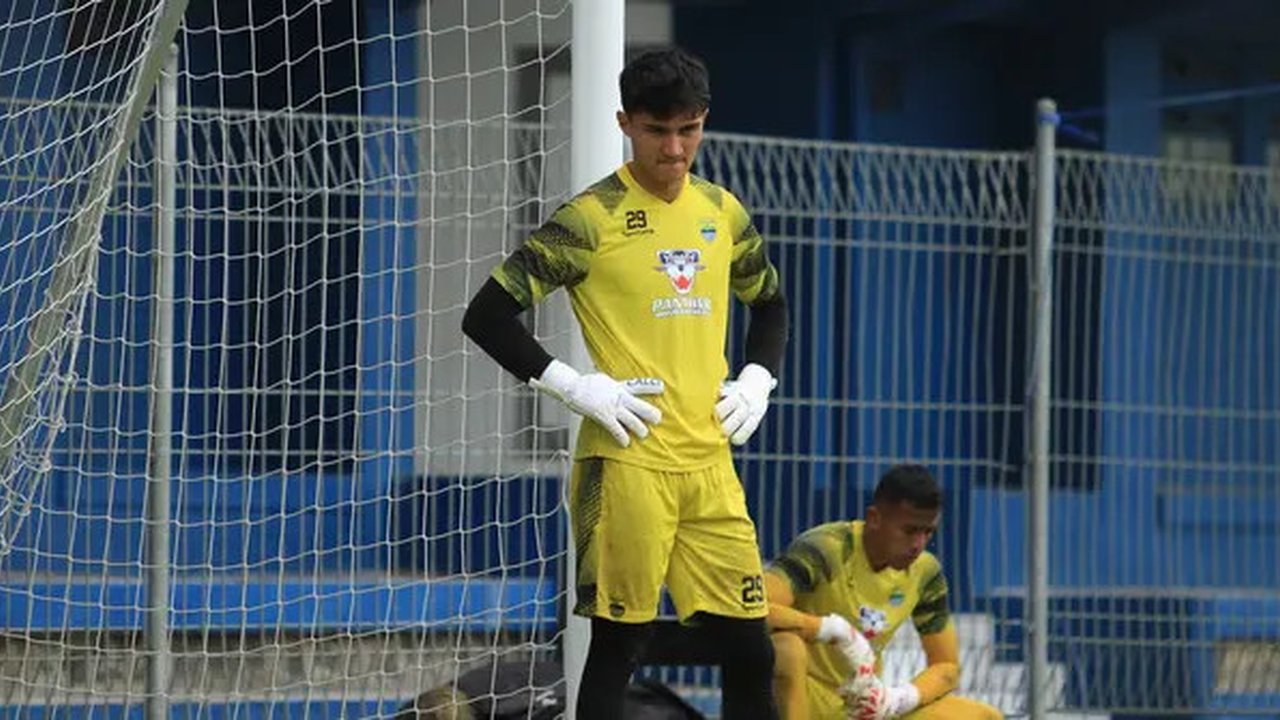 Kiper asing Persib Bandung, Kevin Ray Mendoza. (Bola.com/Erwin Snaz)