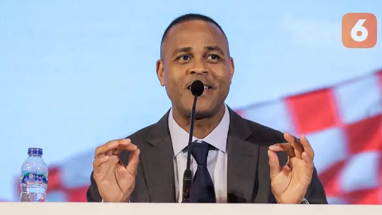 Pelatih kepala baru Timnas Indonesia, Patrick Kluivert memberikan keterangan pada acara konferensi pers mengenai perkenalan pelatih baru Timnas Indonesia di Hotel Mulia, Senayan, Jakarta, Min