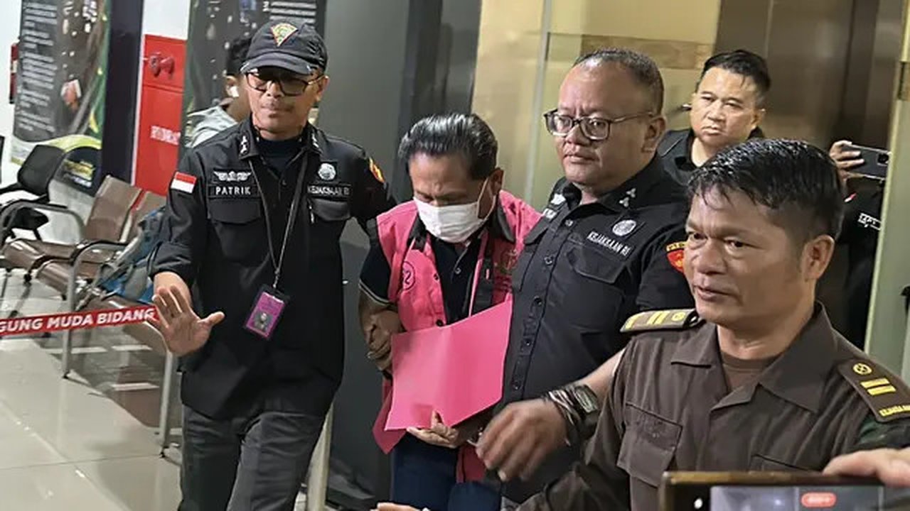 Kejagung menangkap mantan Ketua PN Surabaya, Rudi Suparmono (RS) terkait kasus dugaan suap vonis bebas Ronald Tannur. (Liputan6.com/Nanda Perdana Putra)
