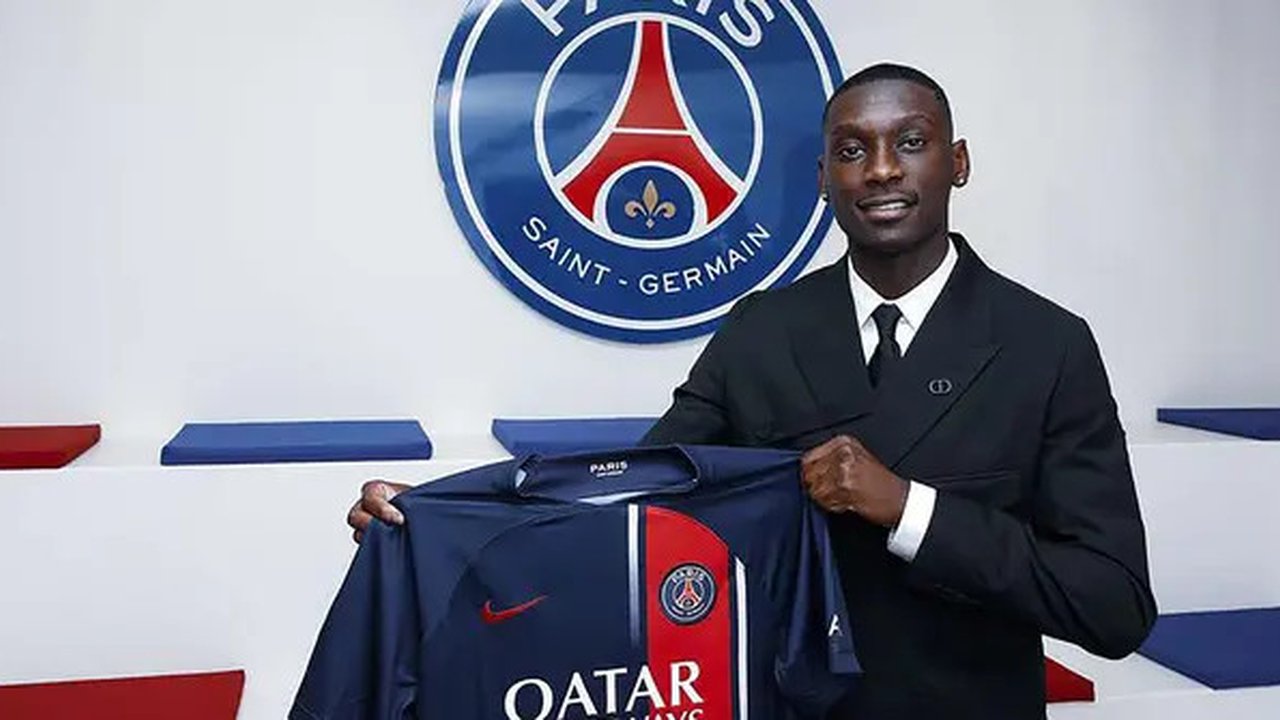 PSG mendapatkan Randal Kolo Muani dari Eintracht Frankfurt dengan nilai transfer 95 juta euro. Pemain asal Prancis ini terikat kontrak selama 5 tahun hingga 30 Juni 2028. (en.psg.fr)