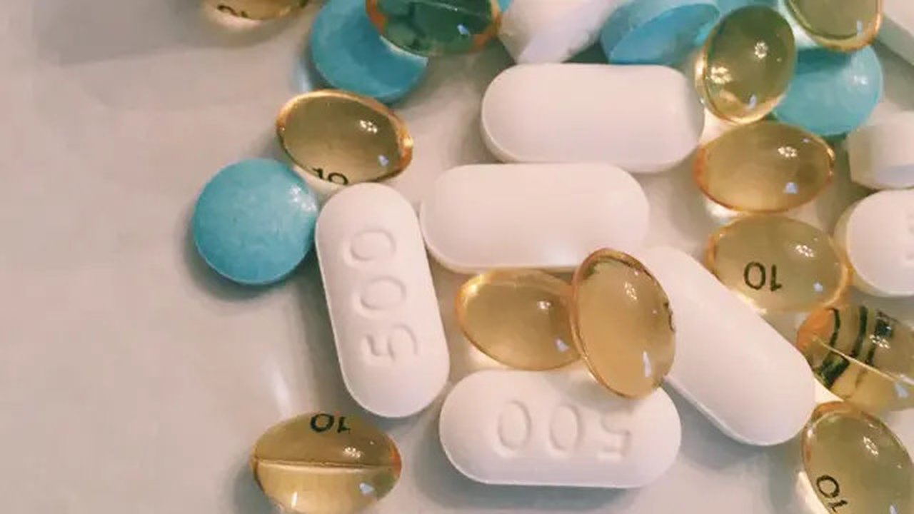 Ilustrasi kelopak mata gelap akibat obat-obatan. (Foto: Unsplash/pina messina)