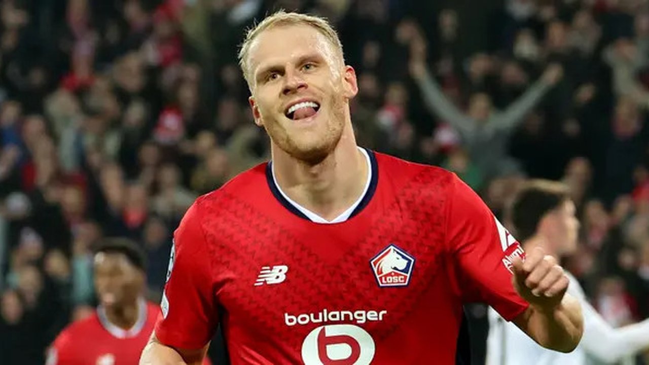 Pemain LOSC Lille, Mitchel Bakker melakukan selebrasi setelah mencetak gol ke gawang Sturm Graz pada laga Liga Champions yang berlangsung di Pierre-Mauroy Stadium, Villeneuve d'Ascq, Prancis,