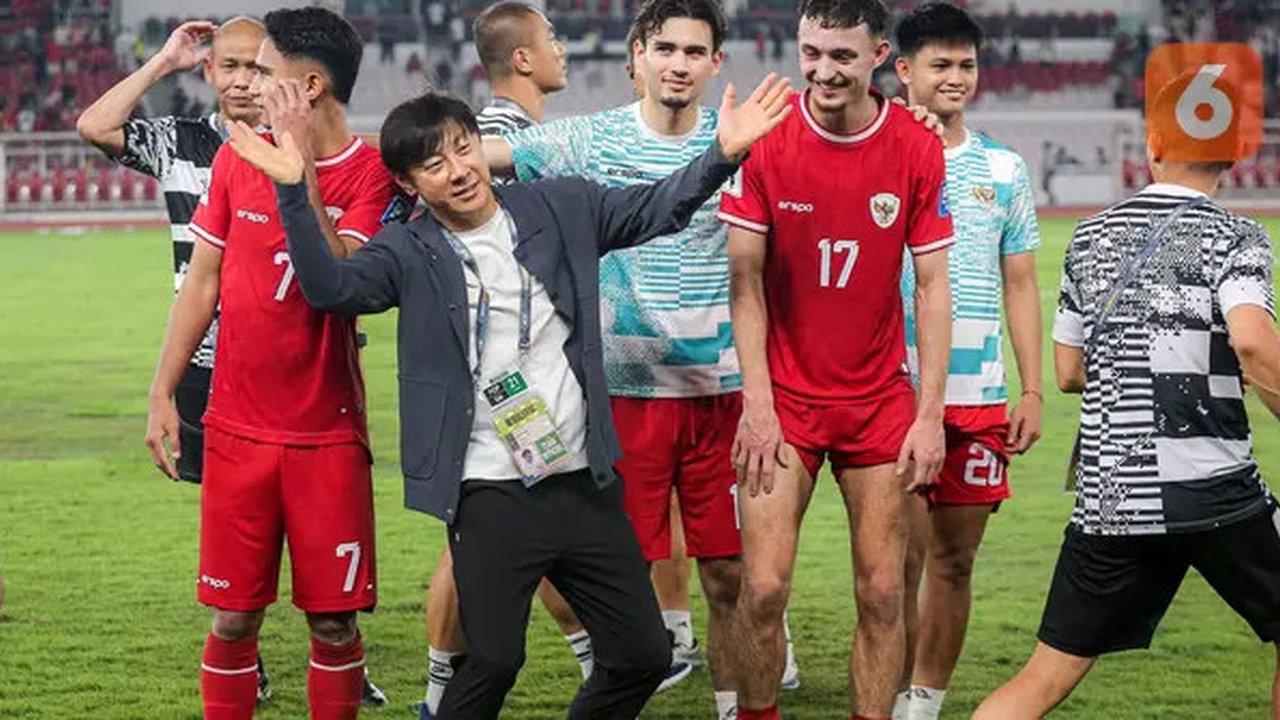 Selebrasi pelatih Timnas Indonesia, Shin Tae-yong bersama para pemainnya merayakan kemenangan 1-0 atas Vietnam setelah berakhirnya laga Grup F kualifikasi Piala Dunia 2026 Zona Asia di Sta