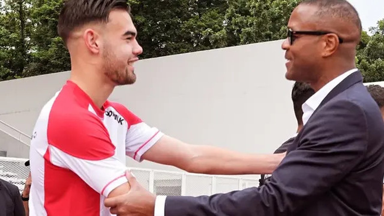 Striker Timnas Indonesia U-20, Jens Raven bersama Patrick Kluivert. (Bola.com/Dok.Instagram Jens Raven).