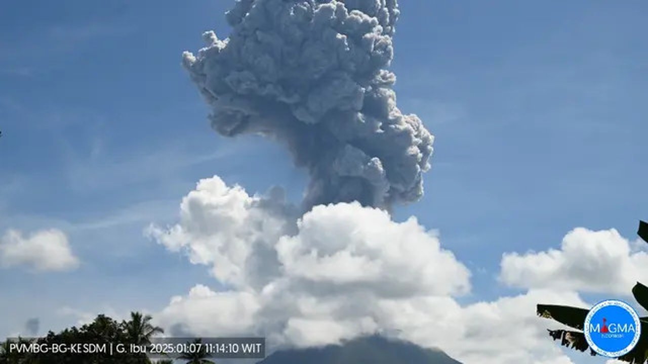 Gunung Ibu kembali erupsi dahsyat pada Selasa (7/1/2025), pukul 11.12 WIT. (Liputan6.com/ Dok PVMBG)