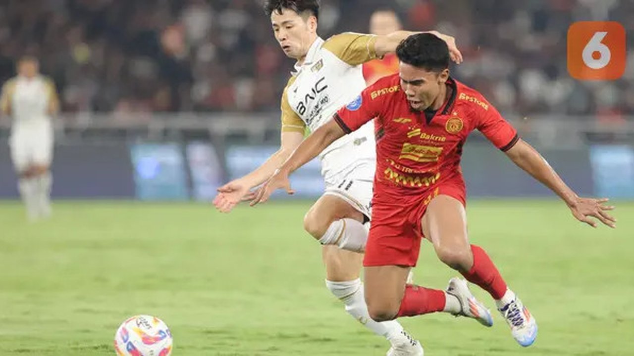 Bek Persija Jakarta, Muhammad Ferarri merebut bola dari penguasaan gelandang Dewa United, Taisei Marukawa dalam laga BRI Liga 1 2024/2025 di Stadion Utama Gelora Bung Karno, Jakarta, Senin (1