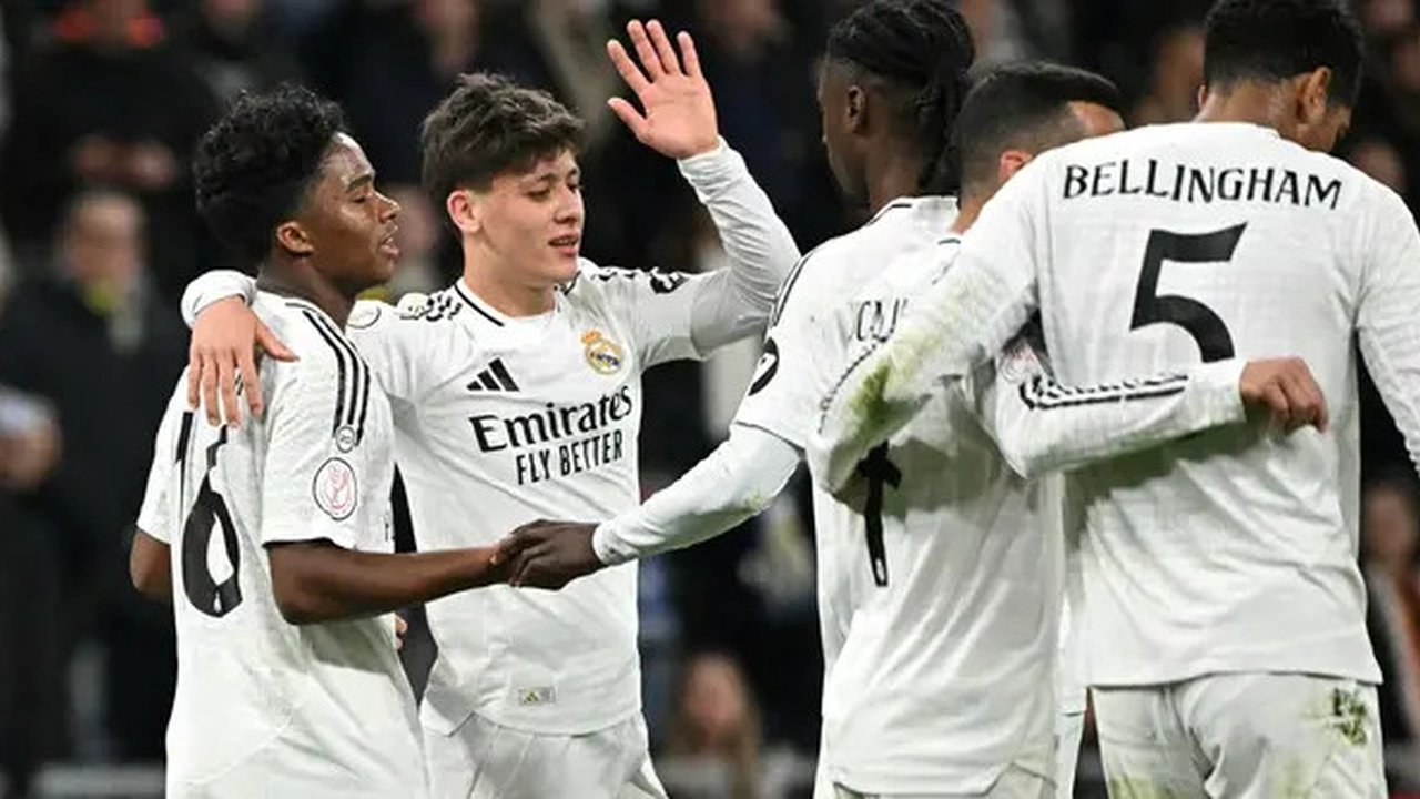 Penyerang Brasil Real Madrid, Endrick (kiri), merayakan gol kelima timnya bersama rekan-rekannya selama pertandingan leg pertama babak 16 besar Copa del Rey (Piala Raja Spanyol) antara Real M