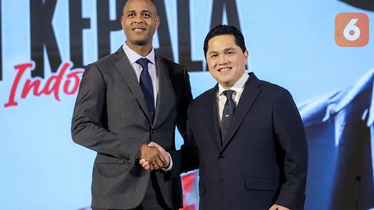 Pelatih kepala baru Timnas Indonesia, Patrick Kluivert berjabat tangan dengan ketua umum PSSI, Erick Thohir pada acara konferensi pers mengenai perkenalan pelatih baru Timnas Indonesia di Hot