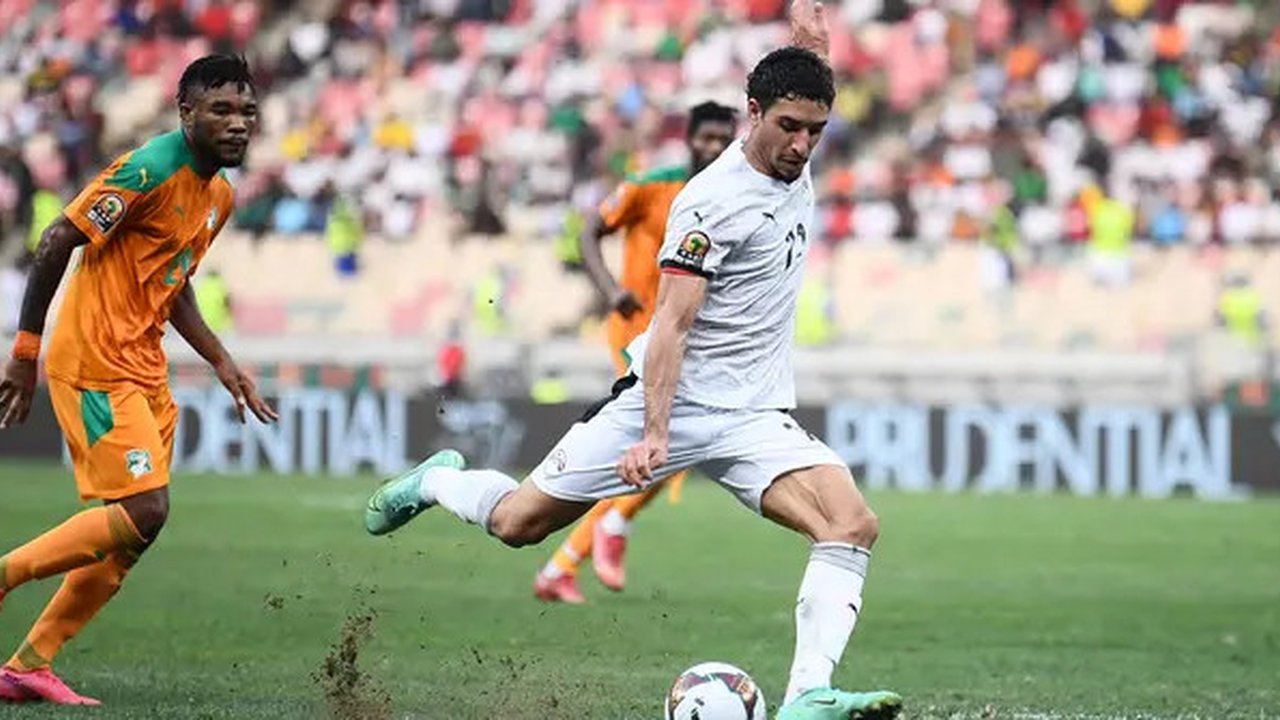 Sejak awal pertandingan, kedua tim sama-sama bermain menekan dan menebar ancaman. Sempat dikejutkan dengan tendangan Franck Kessie dari luar kotak penalti di menit ketiga, Mesir membalas sera