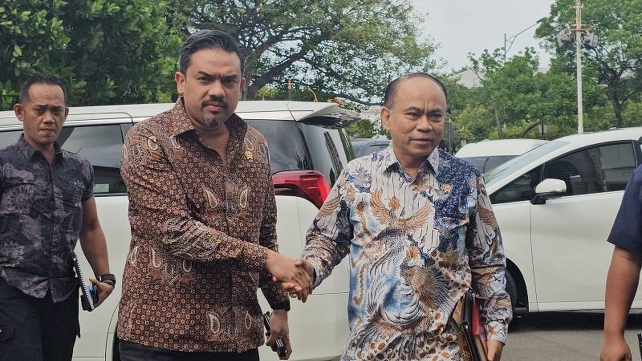 Beberapa menteri, termasuk Menkop dan Mendikdasmen, menghadiri rapat terbatas di Istana Kepresidenan pada Jumat untuk mengevaluasi program Makan Bergizi Gratis (MBG), termasuk insiden keracunan di Sukoharjo.