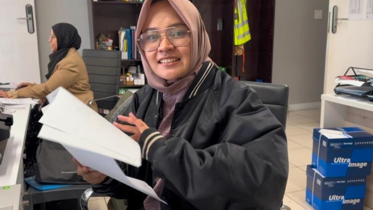 Pengalaman magang mahasiswi Unpad di KJRI Cape Town memberikan wawasan berharga tentang diplomasi Indonesia di Afrika, termasuk perlindungan WNI dan isu-isu ekonomi serta sosial budaya.