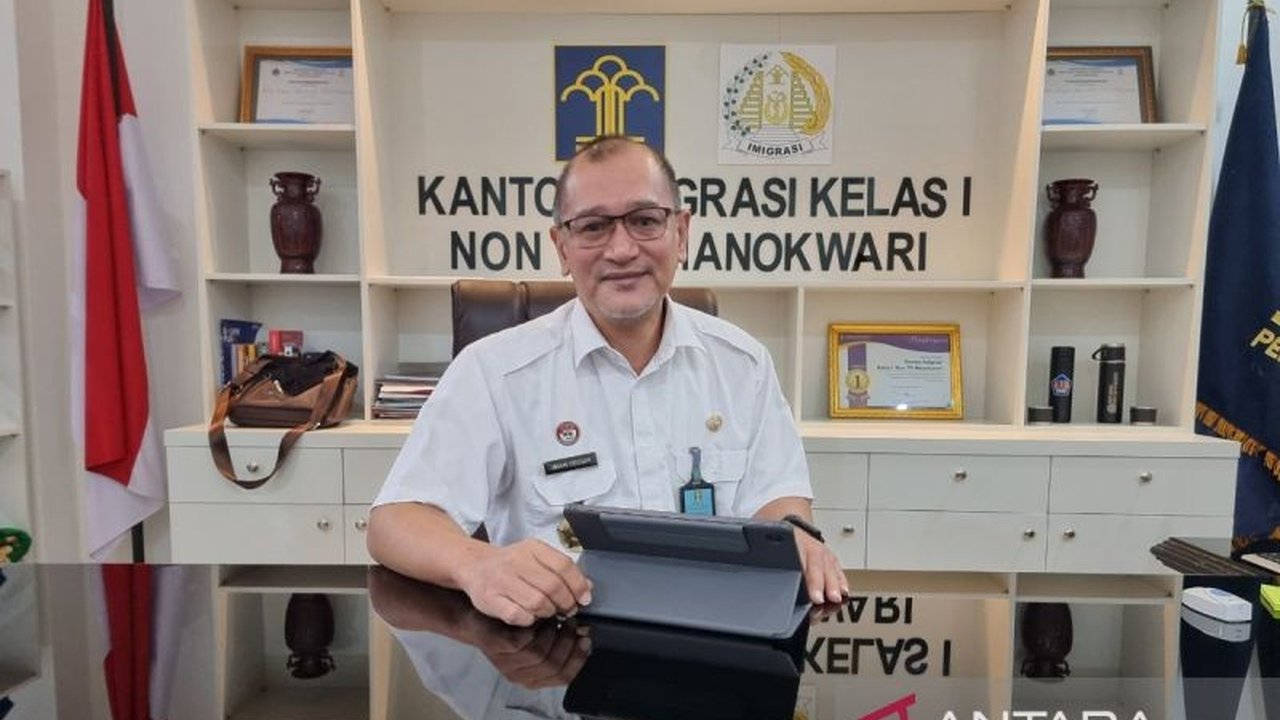 Kantor Imigrasi Manokwari meningkatkan pengawasan terhadap warga negara asing (WNA) di lima kabupaten Papua Barat untuk mencegah pelanggaran keimigrasian, termasuk pembentukan Tim Pengawasan Orang Asing (Tim Pora) dan kerja sama dengan instansi terkait.