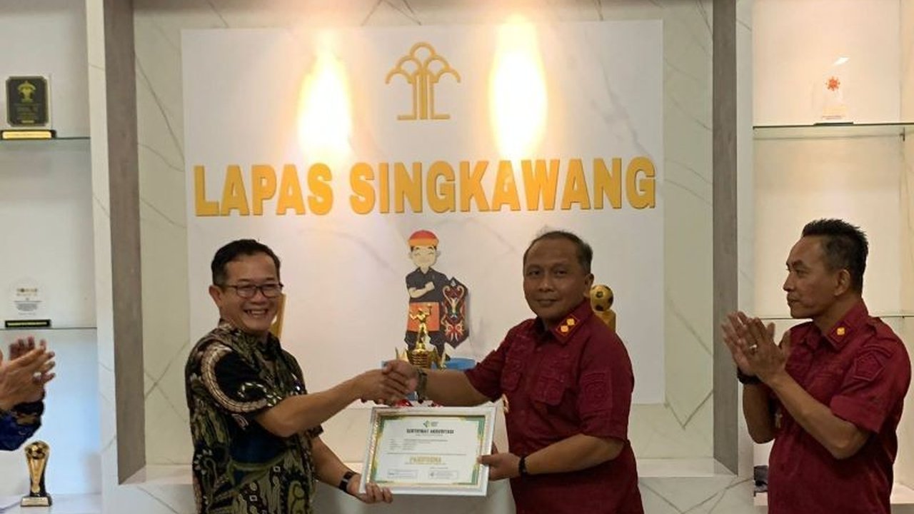 Klinik Pratama Lapas Kelas IIB Singkawang berhasil meraih akreditasi paripurna dari Lafkespri, menjamin kualitas layanan kesehatan bagi warga binaan.