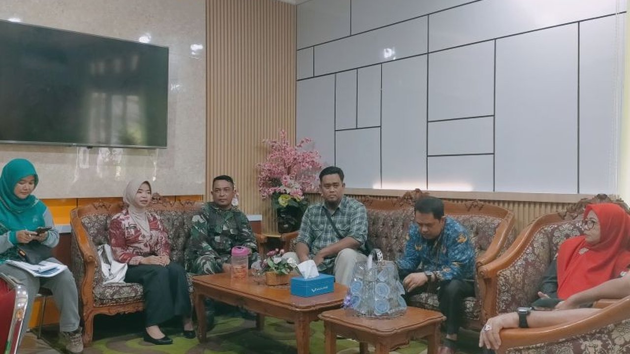 Peluncuran program Makan Bergizi Gratis (MBG) di Singkawang, Kalimantan Barat, ditunda hingga ada pemberitahuan lebih lanjut dari Badan Gizi Nasional, meskipun persiapan sekolah sudah rampung.