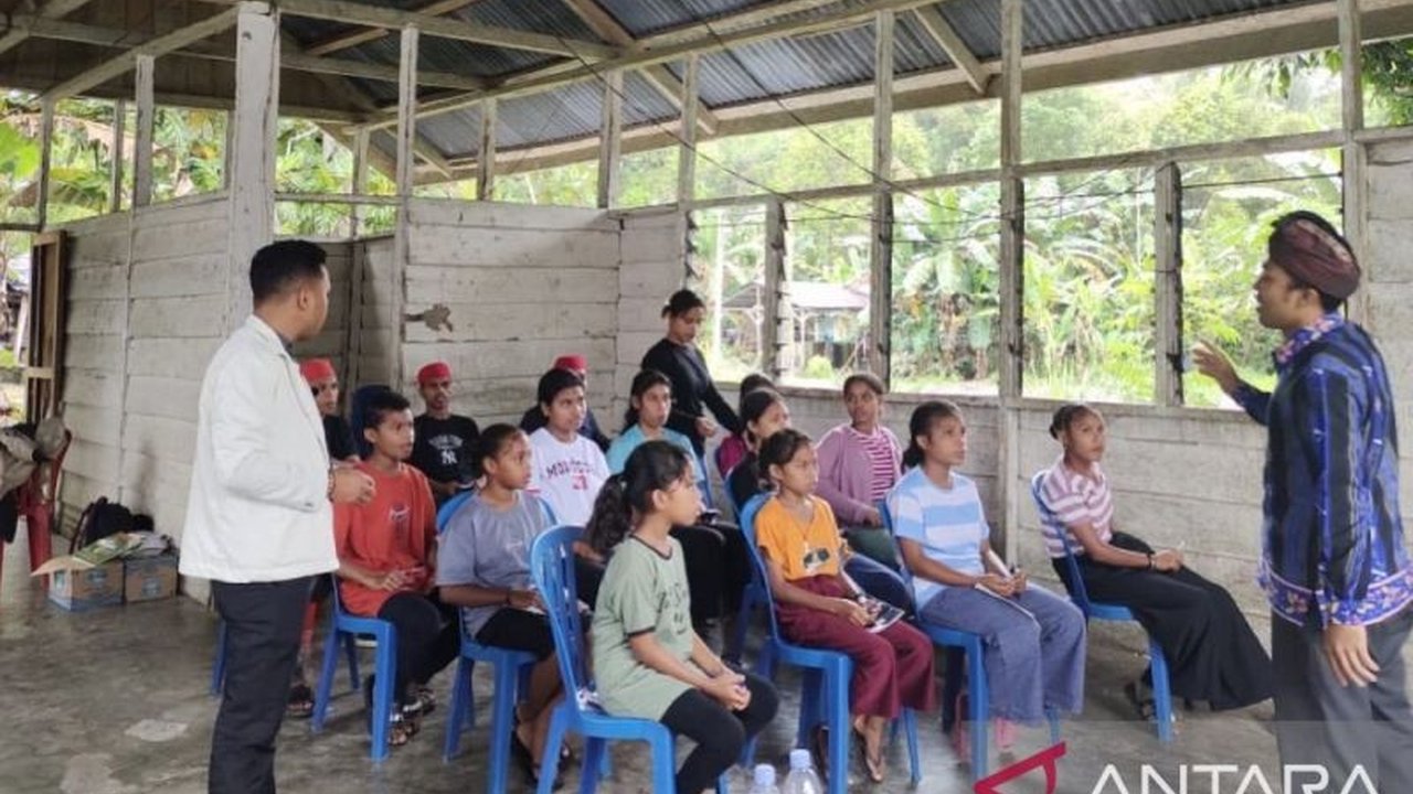 Kesatuan Mahasiswa Hindu Dharma Indonesia (KMHDI) Kota Ambon memberikan pendidikan gratis bagi anak-anak Suku Nuaulu di Maluku Tengah sebagai upaya mencerdaskan kehidupan anak-anak di daerah terpencil dan meningkatkan kualitas SDM.
