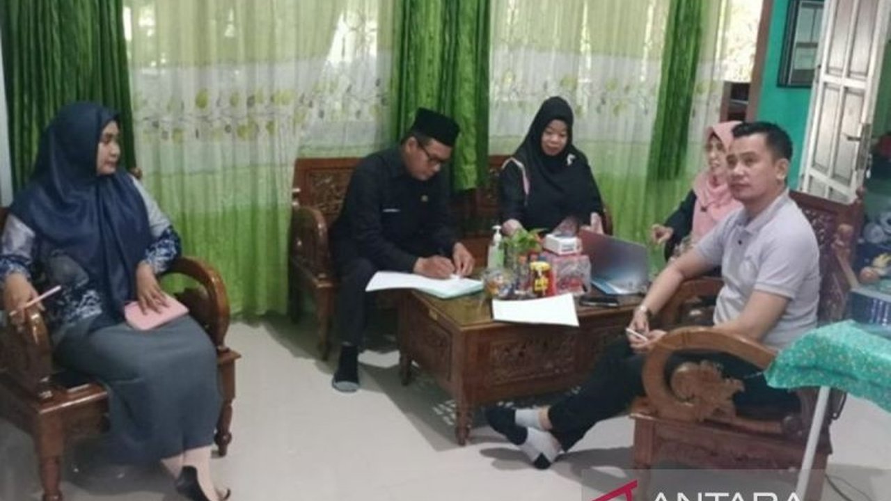 Dinas Lingkungan Hidup Tanah Bumbu menargetkan pembinaan 29 sekolah untuk meraih penghargaan Adiwiyata pada tahun 2025, mencakup pendampingan dan pelatihan pengelolaan lingkungan hidup di sekolah.