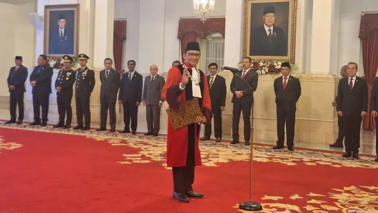 Ridwan Mansyur membacakan sumpah di depan Presiden Jokowi di Istana setelah diangkat menjadi Hakim Konstitusi, Jumat (8/12/2023). Pengangkatan Ridwan sebagai hakim Mahkamah Konstitusi (MK)