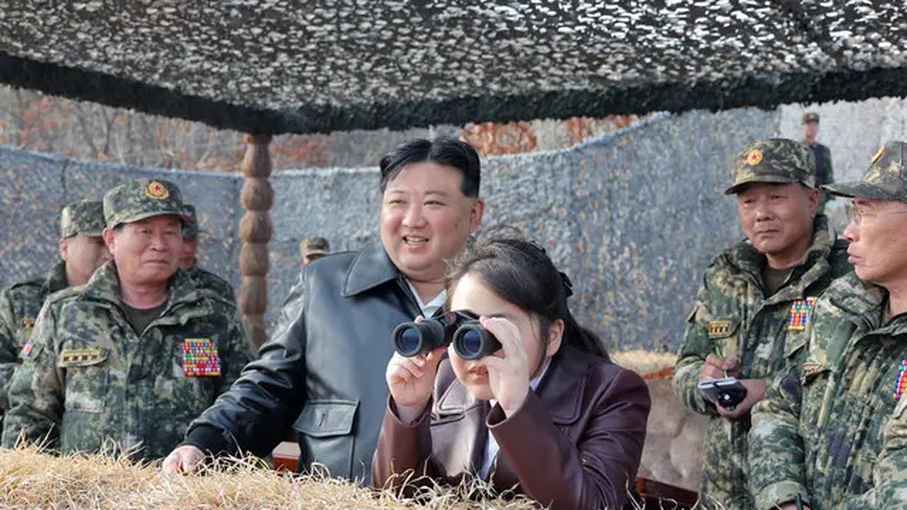 Pemimpin Korea Utara Kim Jong Un (tengah kiri) dan putrinya Ju Ae (tengah kanan) sedang memeriksa pelatihan tentara Korea Tentara Rakyat di lokasi yang dirahasiakan di Korea Utara. (Dok: S