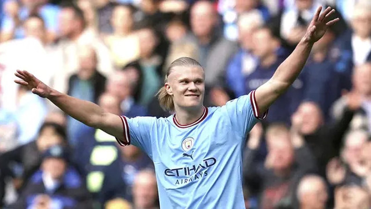 Pemain Manchester City, Erling Haaland, melakukan selebrasi setelah mencetak gol ke gawang Leicester City pada pekan ke-31 Premier League 2022/2023 di Stadion Etihad, Sabtu (15/4/2023). Man C