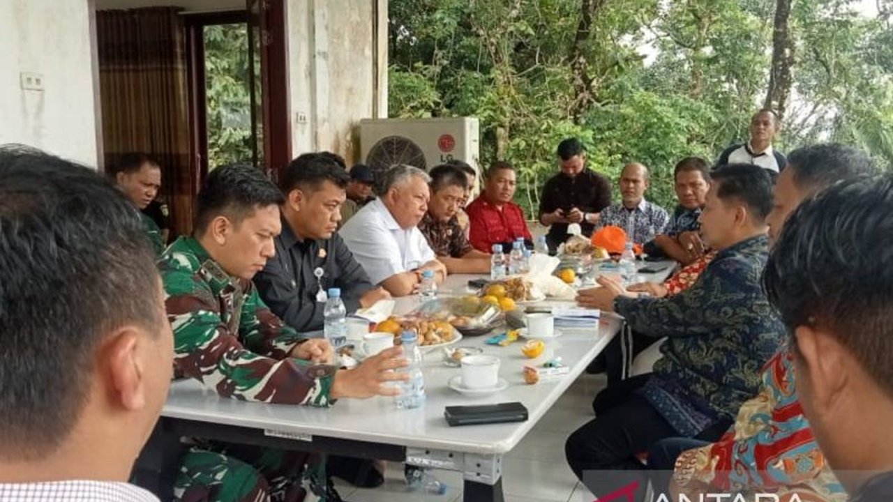 Pemkab Bangka Barat berupaya maksimalkan Pelabuhan Mentok sebagai sumber Pendapatan Asli Daerah (PAD) melalui berbagai kerjasama dan pengembangan, meningkatkan kesejahteraan masyarakat sekitar.