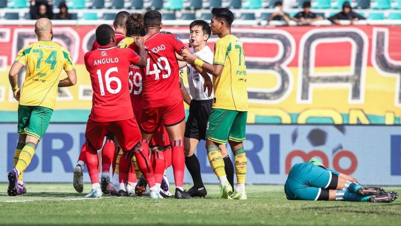 Pelatih Persebaya dan Malut United memberikan apresiasi positif terhadap kinerja wasit asal Korea Selatan, Ko Hyung-jin, yang dinilai memimpin pertandingan Liga 1 dengan tegas dan baik di Stadion Gelora Bung Tomo.