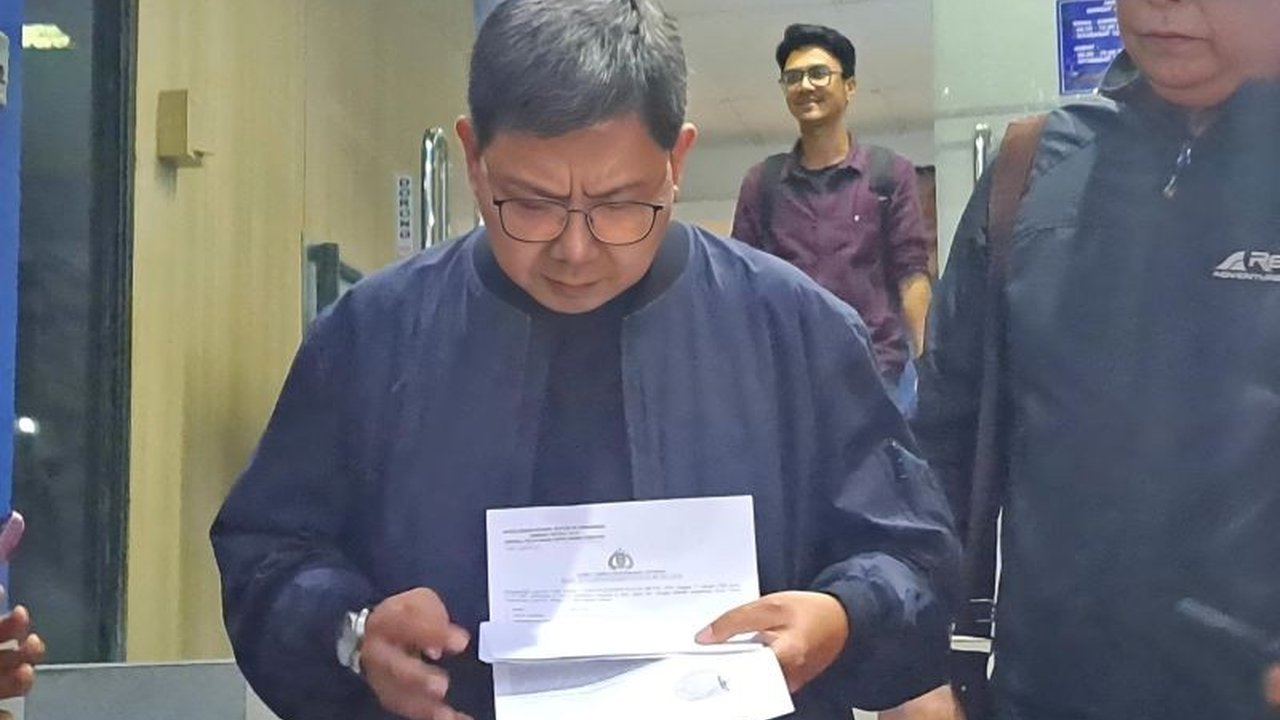 Pengamat sepak bola, Bung Towel, melaporkan dugaan doxing terhadap dirinya dan keluarganya ke Polda Metro Jaya setelah memberikan kritik terhadap pelatih Shin Tae-yong.