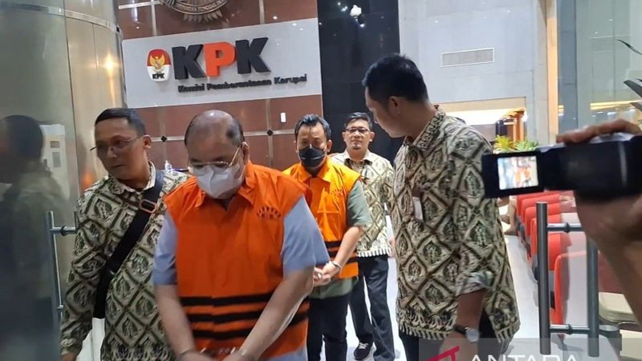 Komisi Pemberantasan Korupsi (KPK) menahan dua tersangka kasus dugaan korupsi di Pemkot Semarang terkait pengadaan barang dan jasa serta penerimaan gratifikasi, sementara Wali Kota Semarang dan Ketua Komisi D DPRD Jateng mangkir dari panggilan.