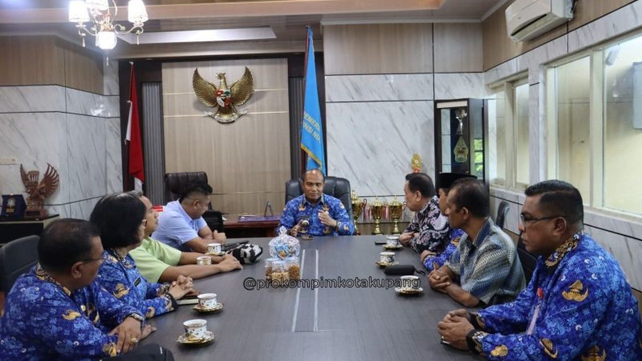 Pemerintah Kota Kupang dan MUI sepakat menambah juru sembelih halal di RPH Bimoku untuk menjamin kesehatan dan kehalalan daging sapi, menyusul isu hewan mati yang sempat meresahkan warga.