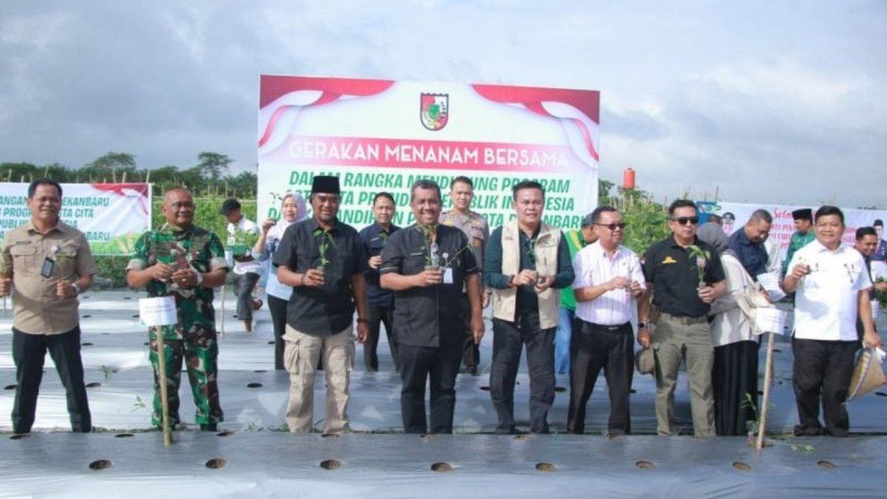 Pemerintah Kota Pekanbaru meluncurkan program penanaman sayuran untuk mendukung ketahanan pangan nasional, menargetkan swasembada pangan dan mengurangi ketergantungan pada pasokan luar daerah.