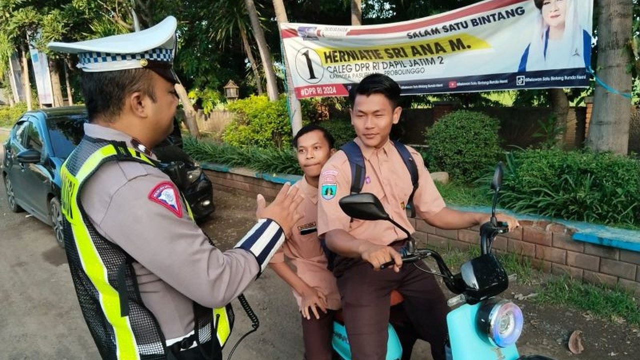 Polres Probolinggo melarang penggunaan sepeda listrik di jalan raya umum karena membahayakan, meskipun belum ada aturan hukum yang spesifik untuk menindak pelanggaran tersebut.