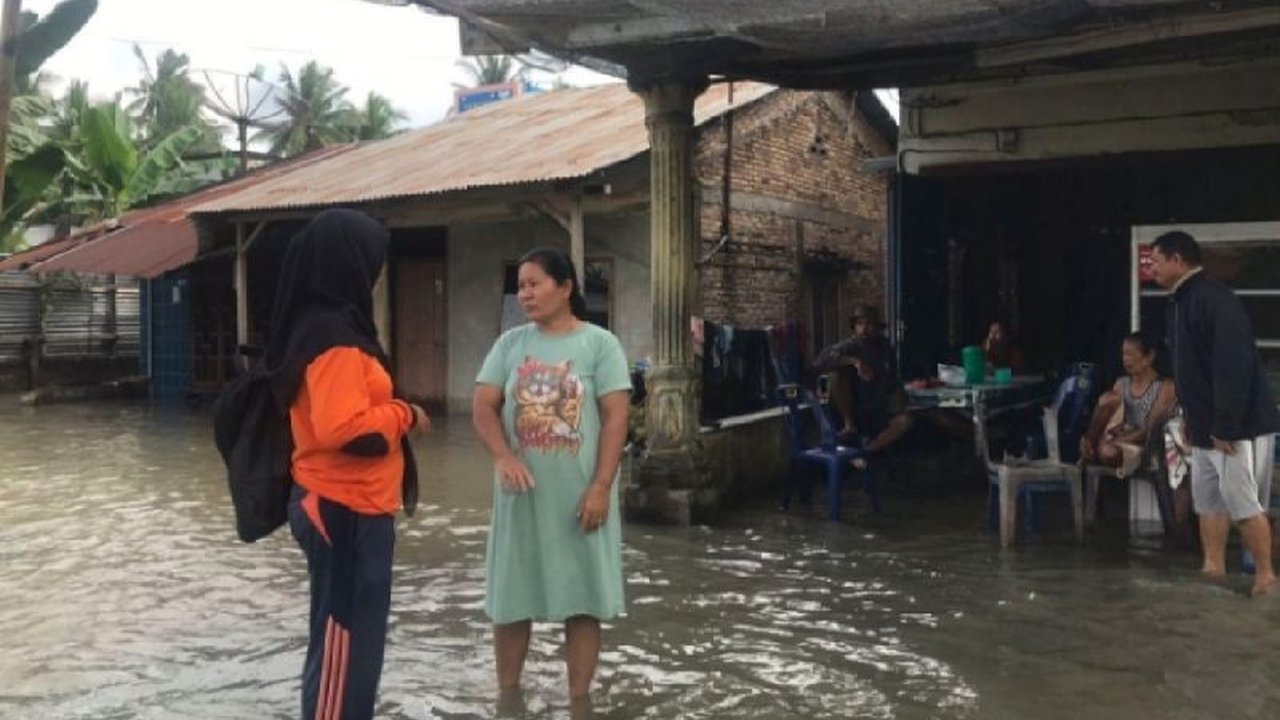 Hujan deras selama tiga hari di Kabupaten Batu Bara, Sumatera Utara menyebabkan banjir yang merendam 1.591 rumah di empat kecamatan, namun dilaporkan tidak ada korban jiwa.