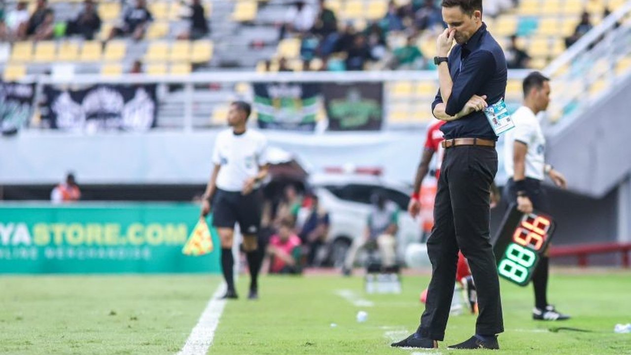 Kekalahan Persebaya Surabaya atas Malut United di Stadion Gelora Bung Tomo disebabkan oleh dua kesalahan fatal pemain, membuat pelatih Paul Munster kecewa dan berjanji evaluasi tim.